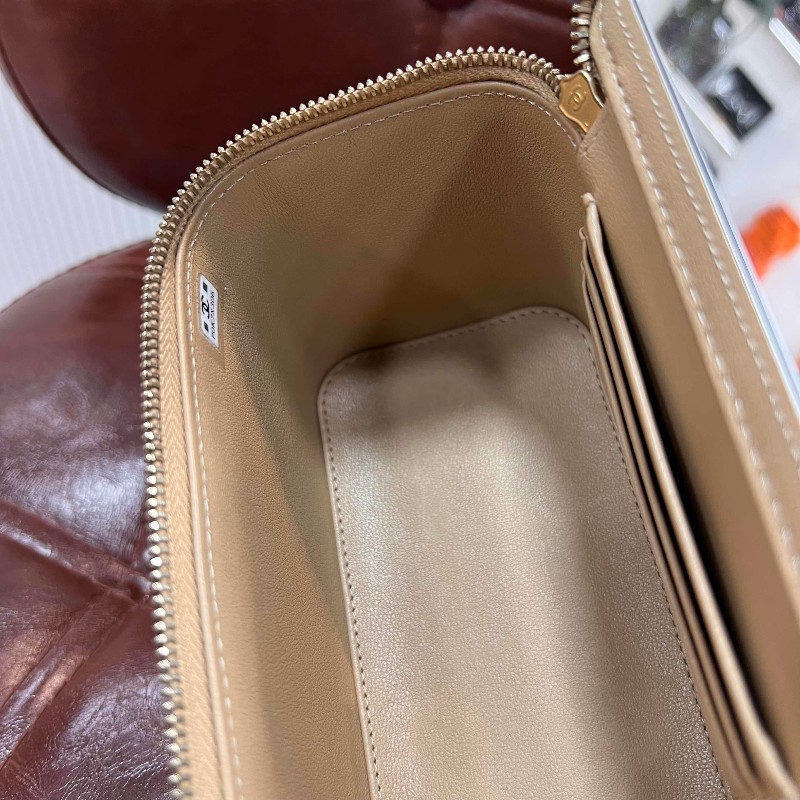 CHANEL 晶片 24K 新款鏤空金屬手柄化妝長盒子鏈條包 奶茶色羊皮 內有大鏡子-9