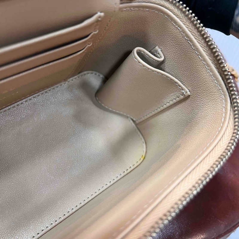 CHANEL 晶片 24K 新款鏤空金屬手柄化妝長盒子鏈條包 奶茶色羊皮 內有大鏡子-10