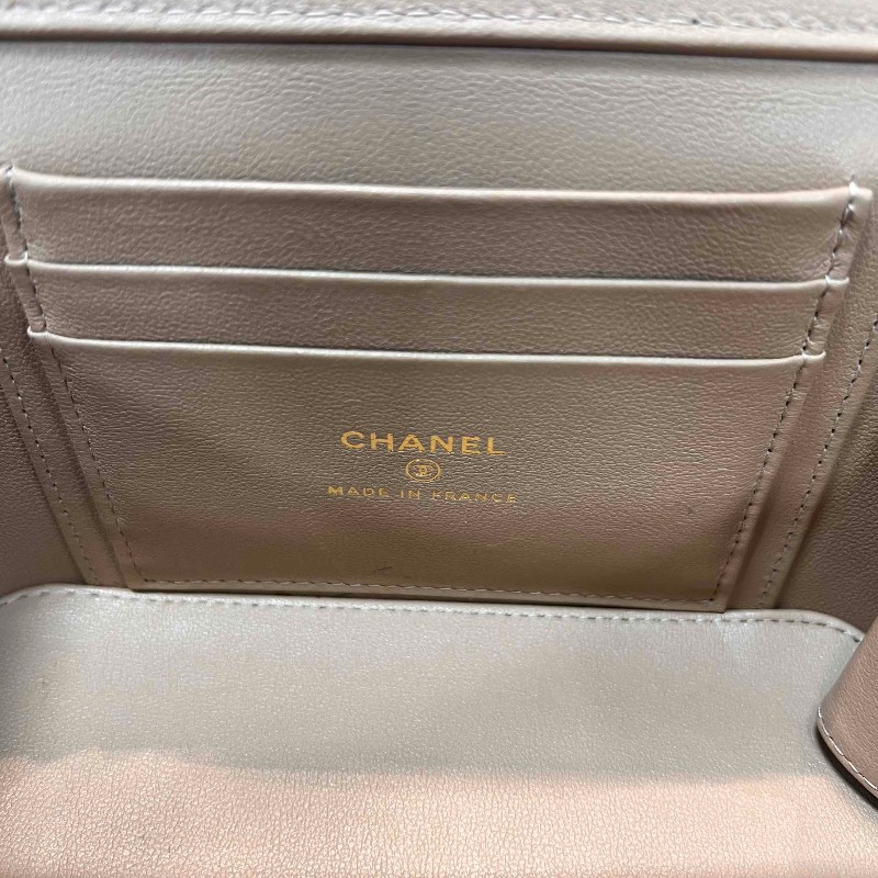 CHANEL 晶片 24K 新款鏤空金屬手柄化妝長盒子鏈條包 奶茶色羊皮 內有大鏡子-11