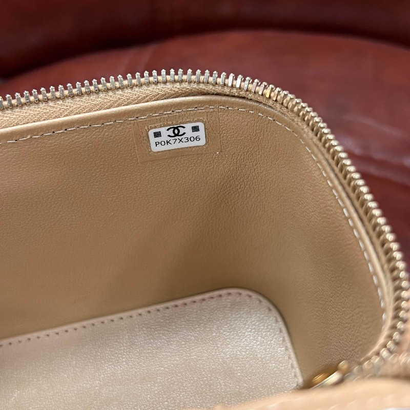 CHANEL 晶片 24K 新款鏤空金屬手柄化妝長盒子鏈條包 奶茶色羊皮 內有大鏡子-12