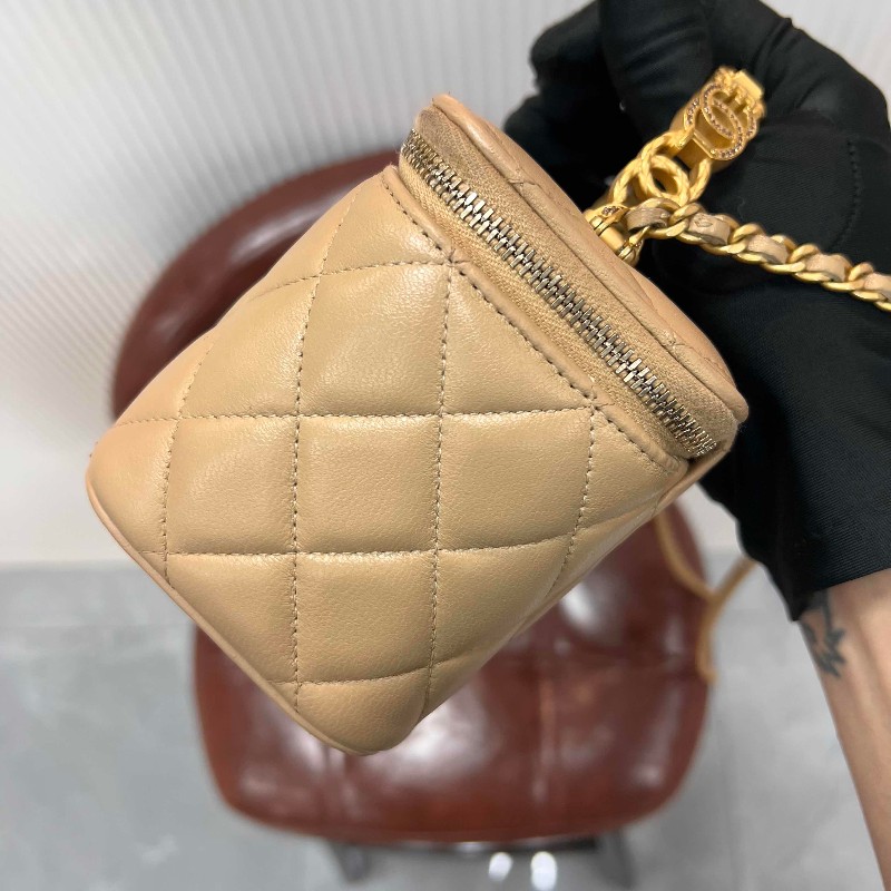 CHANEL 晶片 24K 新款鏤空金屬手柄化妝長盒子鏈條包 奶茶色羊皮 內有大鏡子-13
