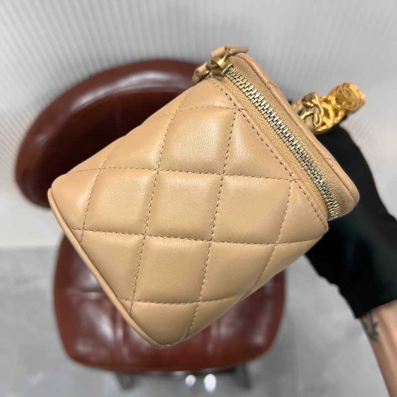 CHANEL 晶片 24K 新款鏤空金屬手柄化妝長盒子鏈條包 奶茶色羊皮 內有大鏡子-14