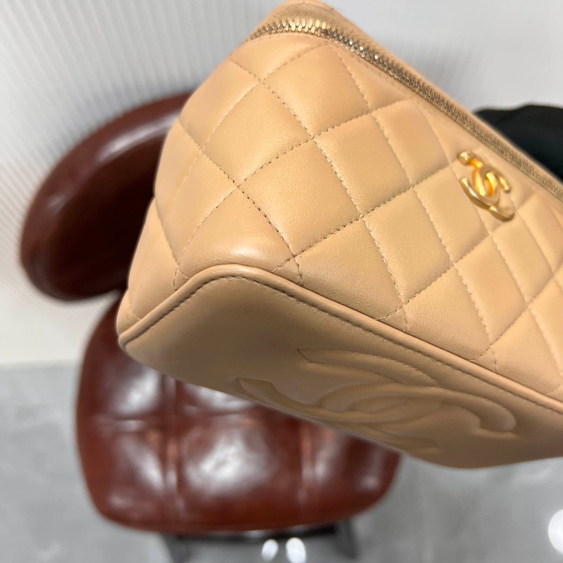 CHANEL 晶片 24K 新款鏤空金屬手柄化妝長盒子鏈條包 奶茶色羊皮 內有大鏡子-15