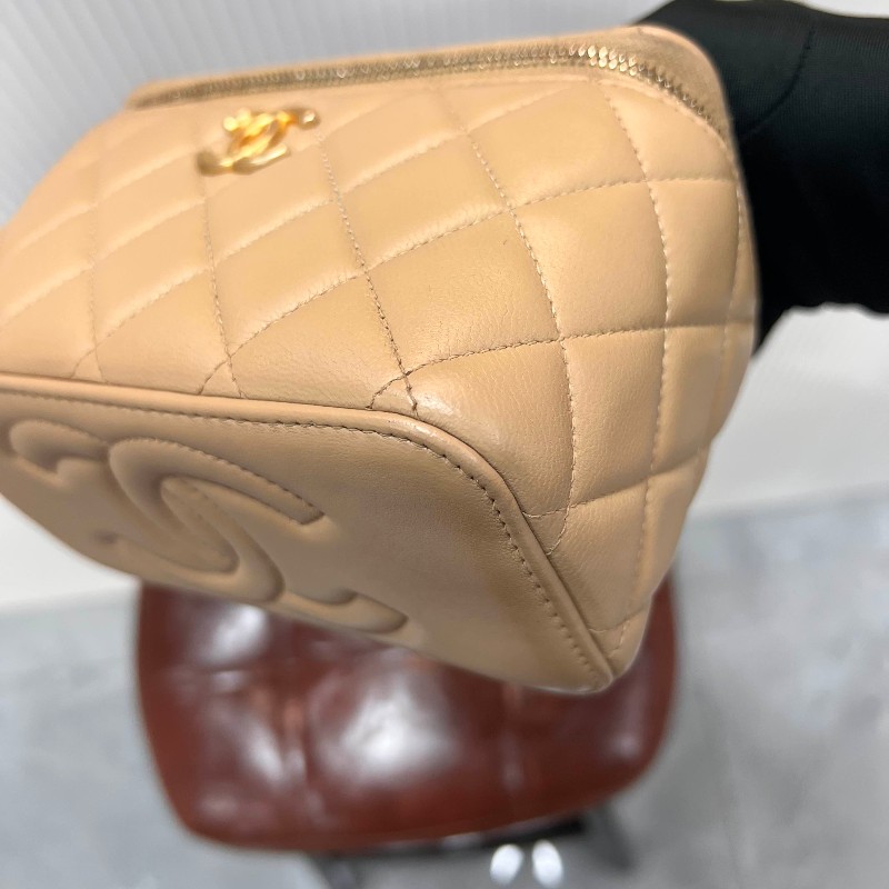 CHANEL 晶片 24K 新款鏤空金屬手柄化妝長盒子鏈條包 奶茶色羊皮 內有大鏡子-16