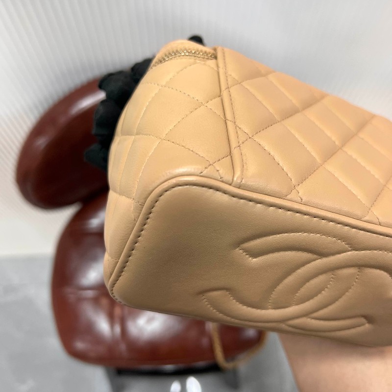 CHANEL 晶片 24K 新款鏤空金屬手柄化妝長盒子鏈條包 奶茶色羊皮 內有大鏡子-17