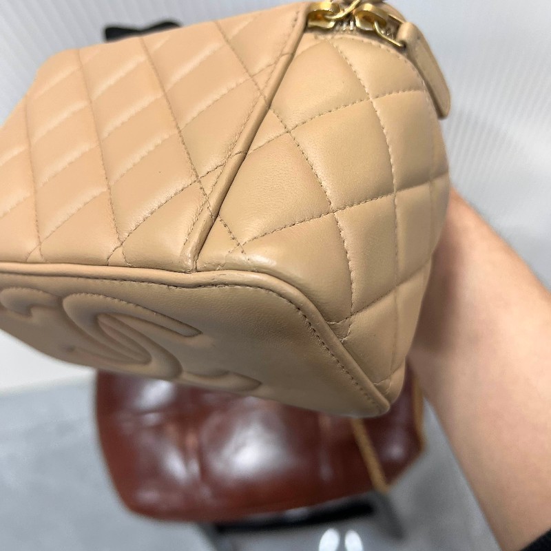 CHANEL 晶片 24K 新款鏤空金屬手柄化妝長盒子鏈條包 奶茶色羊皮 內有大鏡子-18