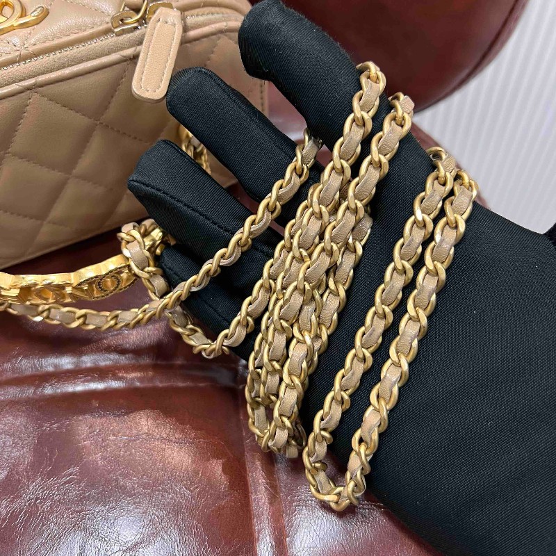 CHANEL 晶片 24K 新款鏤空金屬手柄化妝長盒子鏈條包 奶茶色羊皮 內有大鏡子-19