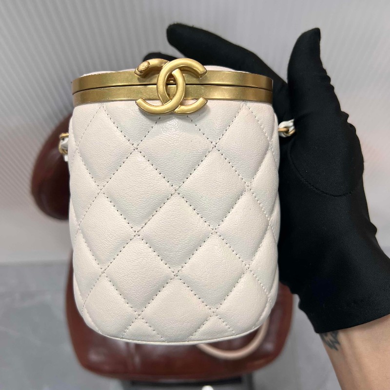 CHANEL 21S 高級手工坊 小號白金羊皮圓桶鏈條包/晚宴包-1