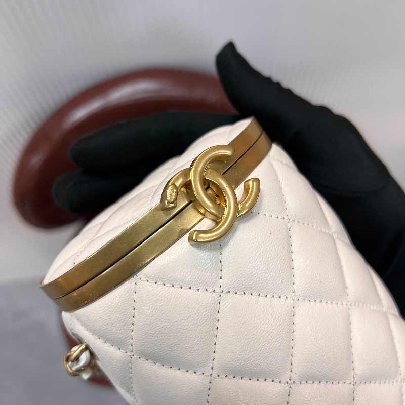 CHANEL 21S 高級手工坊 小號白金羊皮圓桶鏈條包/晚宴包-2