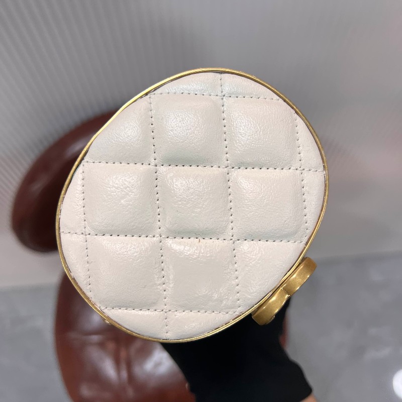 CHANEL 21S 高級手工坊 小號白金羊皮圓桶鏈條包/晚宴包-3