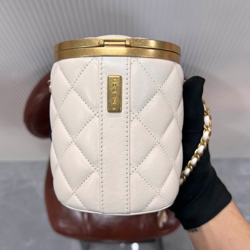 CHANEL 21S 高級手工坊 小號白金羊皮圓桶鏈條包/晚宴包-4