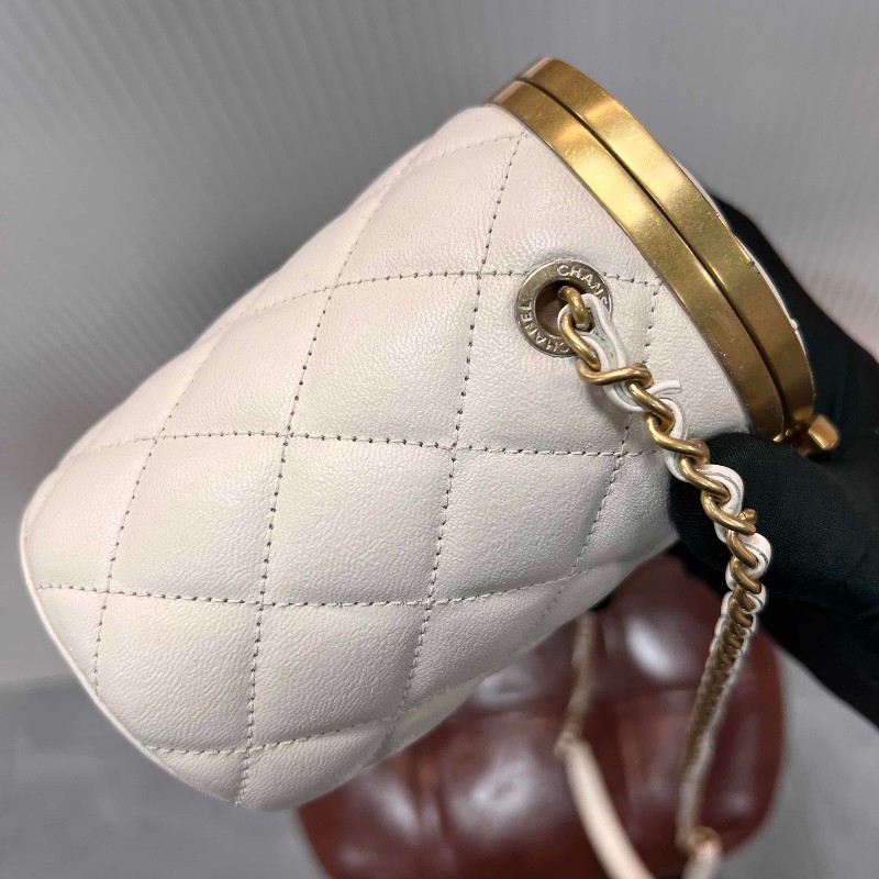 CHANEL 21S 高級手工坊 小號白金羊皮圓桶鏈條包/晚宴包-5