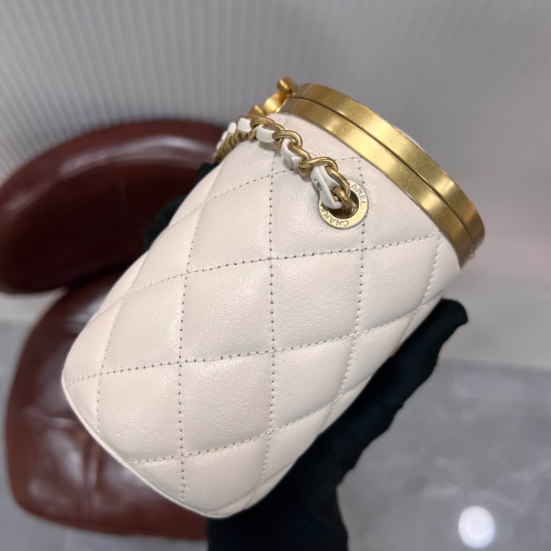 CHANEL 21S 高級手工坊 小號白金羊皮圓桶鏈條包/晚宴包-6