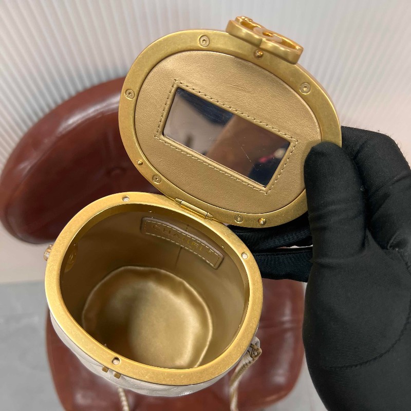 CHANEL 21S 高級手工坊 小號白金羊皮圓桶鏈條包/晚宴包-8