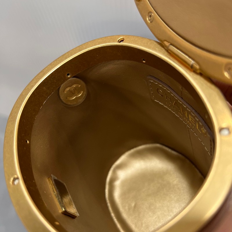 CHANEL 21S 高級手工坊 小號白金羊皮圓桶鏈條包/晚宴包-9