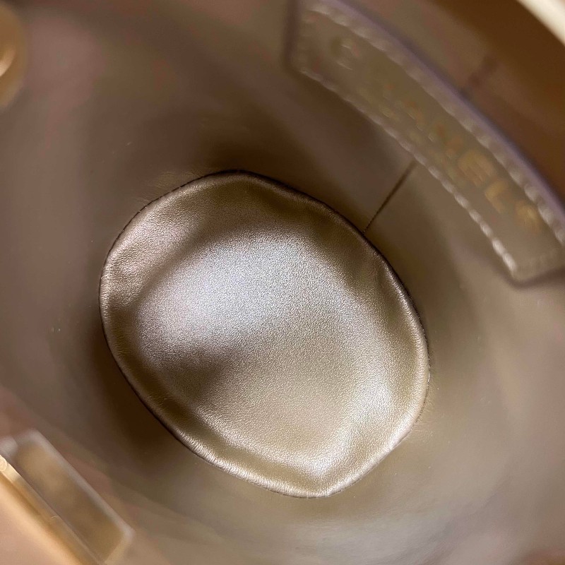 CHANEL 21S 高級手工坊 小號白金羊皮圓桶鏈條包/晚宴包-10