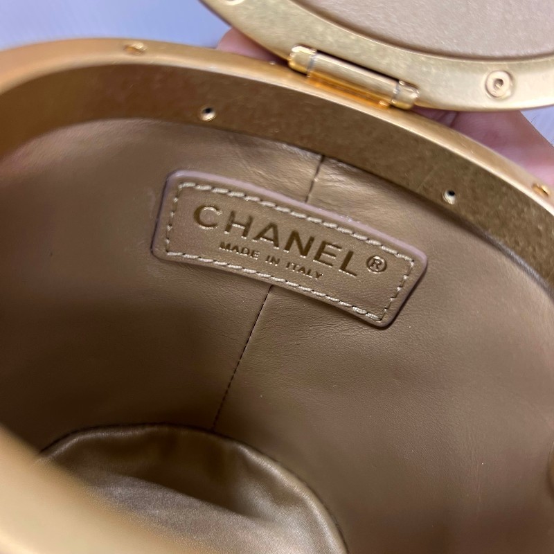 CHANEL 21S 高級手工坊 小號白金羊皮圓桶鏈條包/晚宴包-11