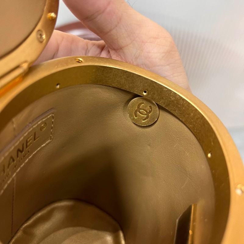 CHANEL 21S 高級手工坊 小號白金羊皮圓桶鏈條包/晚宴包-12