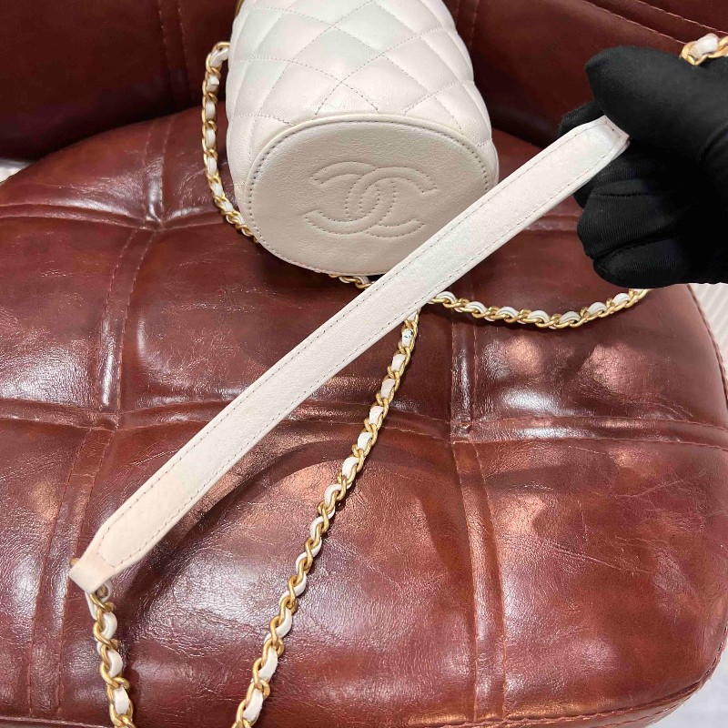 CHANEL 21S 高級手工坊 小號白金羊皮圓桶鏈條包/晚宴包-13