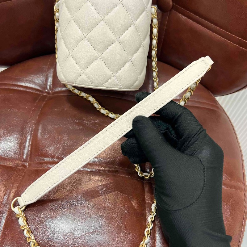 CHANEL 21S 高級手工坊 小號白金羊皮圓桶鏈條包/晚宴包-14