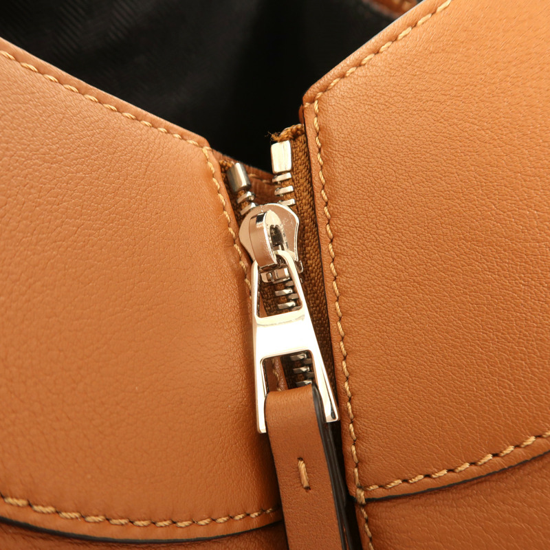 LOEWE 牛皮皮革Hammock銀扣手挽肩背兩用袋-12