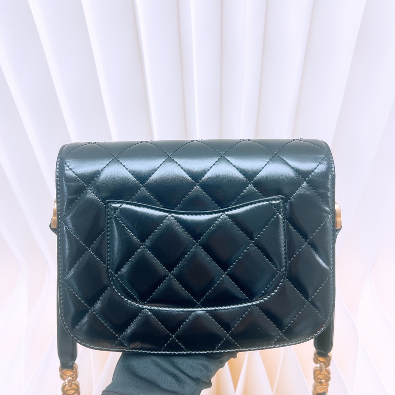Chanel coco mark flap 黑金郵差包-5