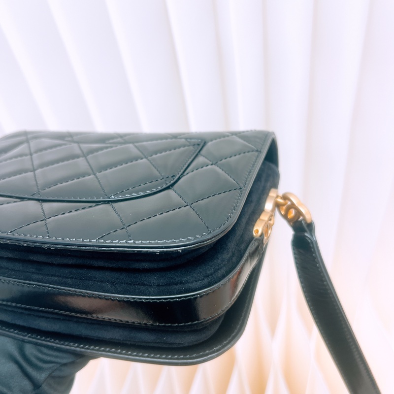 Chanel coco mark flap 黑金郵差包-6