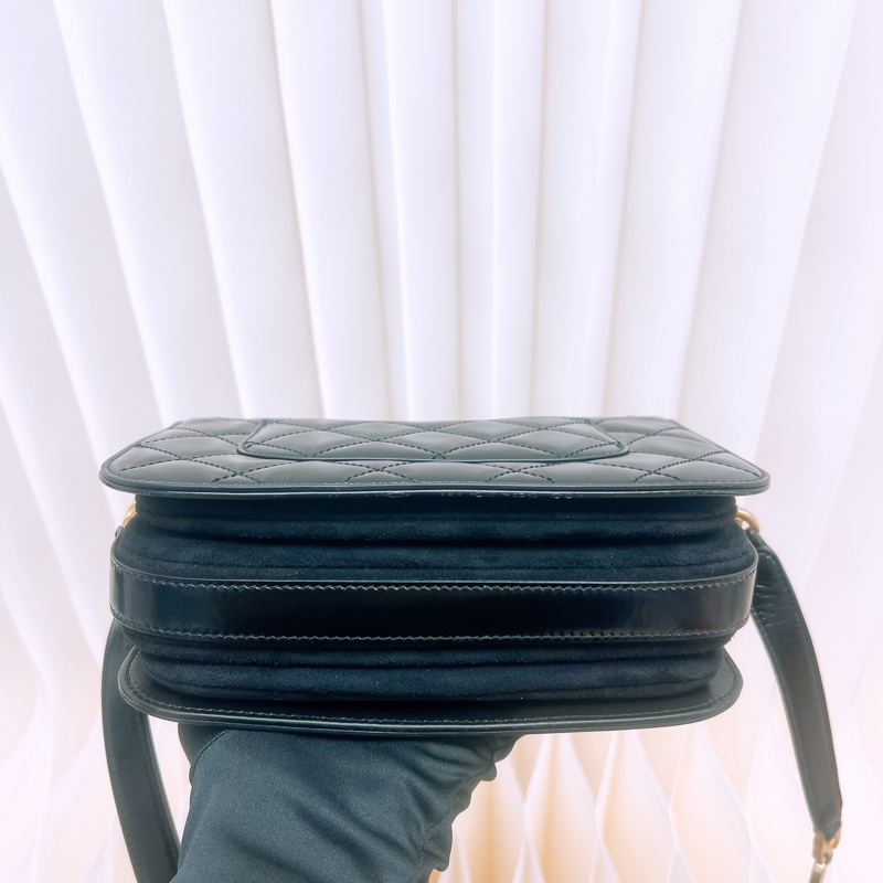 Chanel coco mark flap 黑金郵差包-8