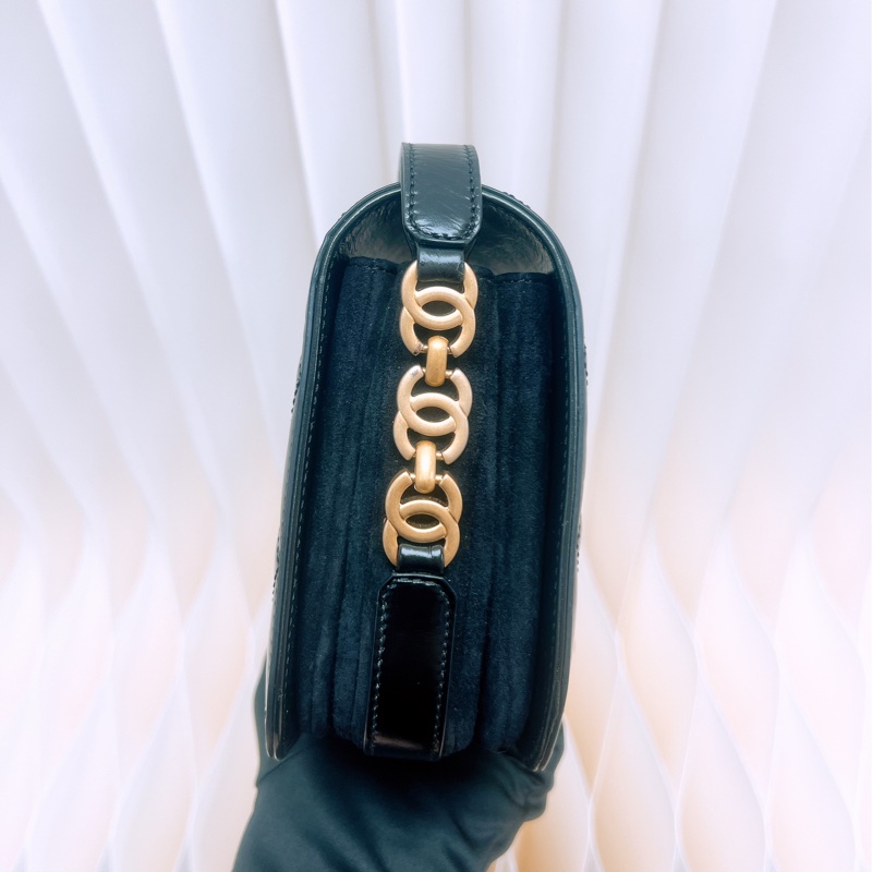 Chanel coco mark flap 黑金郵差包-9