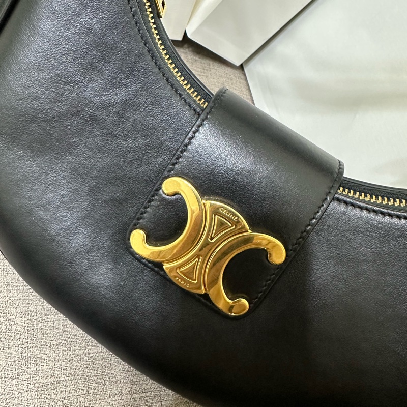 Celine金扣半月包-6