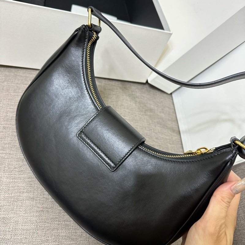 Celine金扣半月包-7