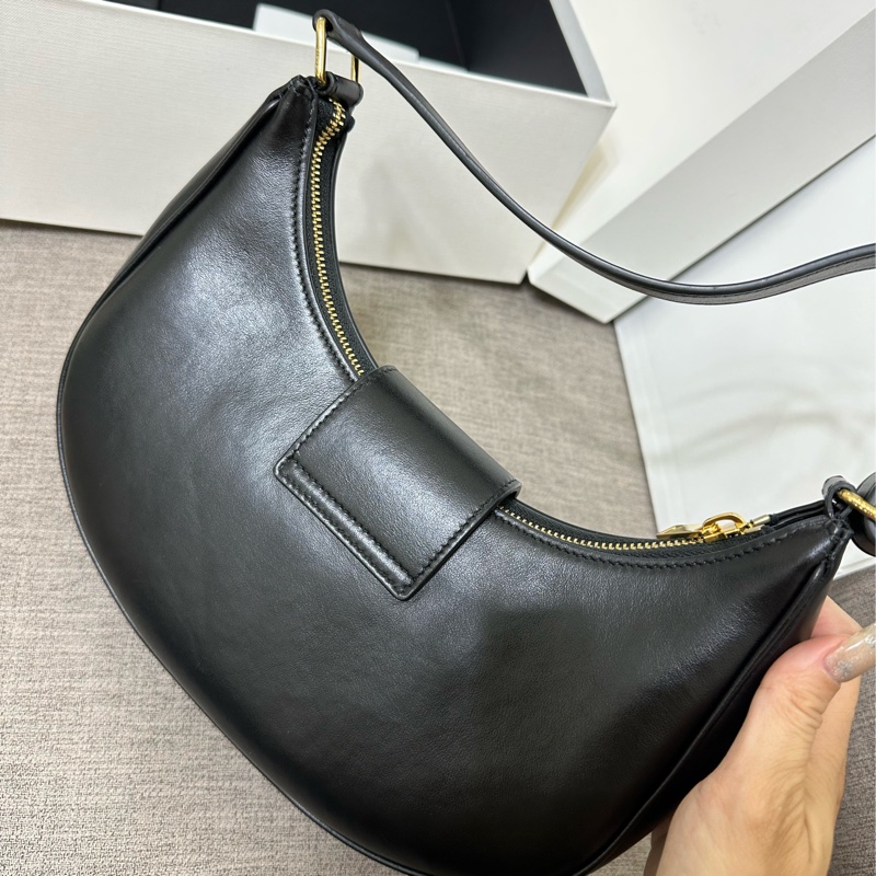 Celine金扣半月包-10