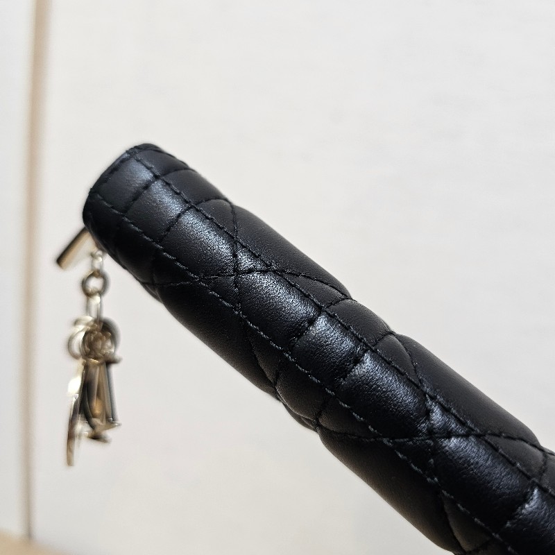 [實品超美☺️] Dior黑羊皮LadyDior金釦拉鏈中夾-9