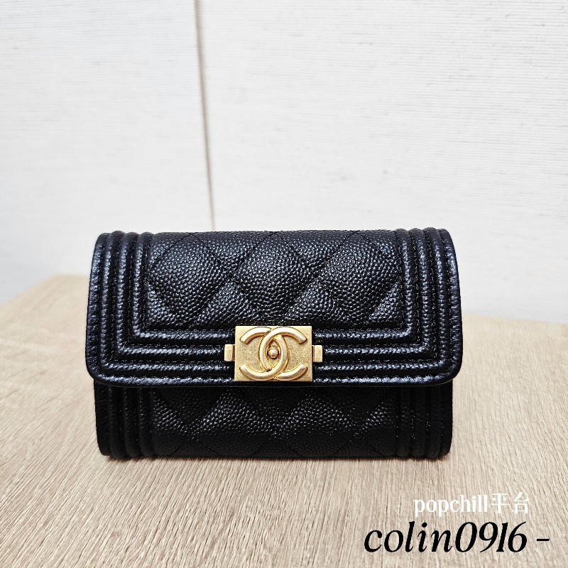 [夯夯品項😆] Chanel黑荔枝皮霧金釦Boy下蓋卡包-0