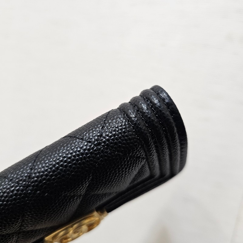 [夯夯品項😆] Chanel黑荔枝皮霧金釦Boy下蓋卡包-6