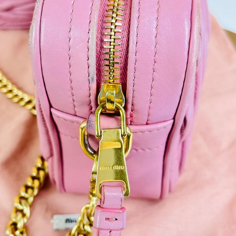 Miu Miu 粉色褶皺相機包 斜背包-10