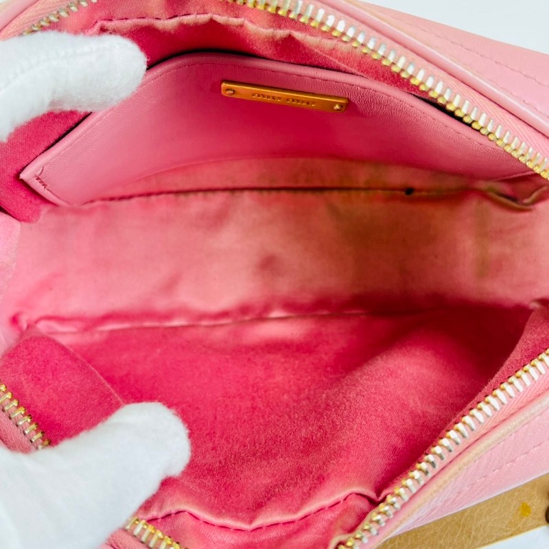 Miu Miu 粉色褶皺相機包 斜背包-16