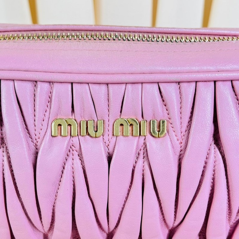 Miu Miu 粉色褶皺相機包 斜背包-17