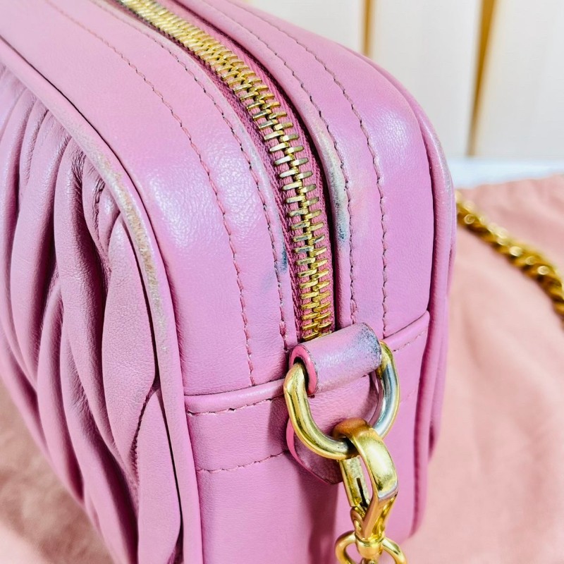 Miu Miu 粉色褶皺相機包 斜背包-18