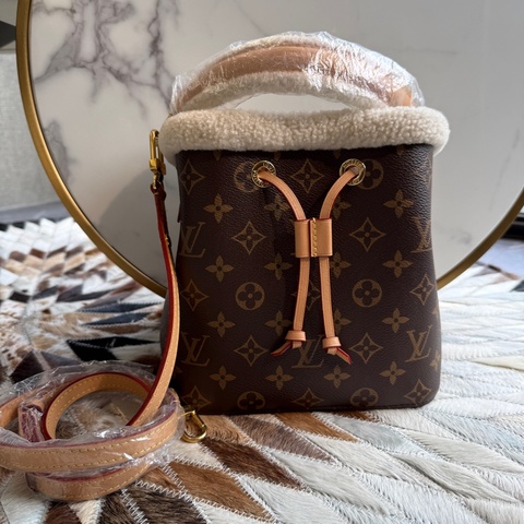 LVNe’oNe’o滑雪系列毛毛水桶包*手提/斜背款