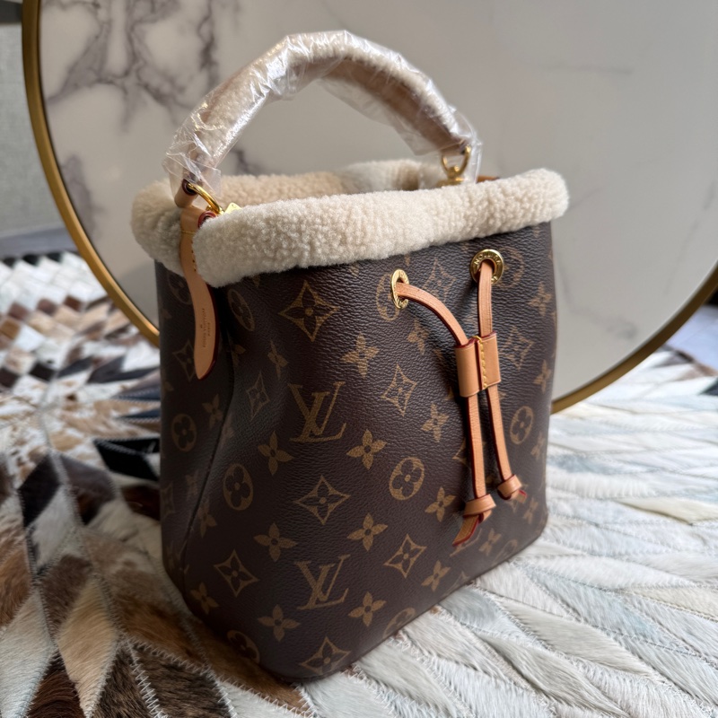 LVNe’oNe’o滑雪系列毛毛水桶包*手提/斜背款-1