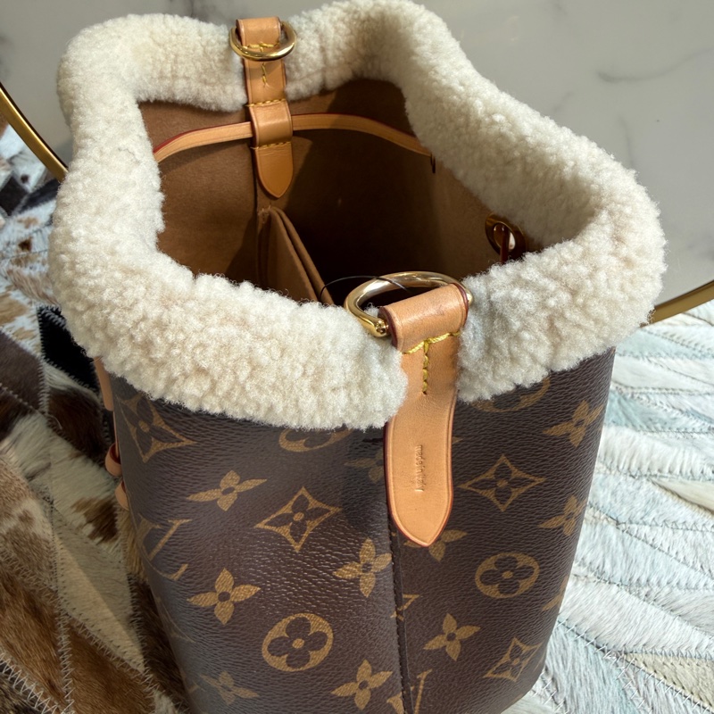 LVNe’oNe’o滑雪系列毛毛水桶包*手提/斜背款-6