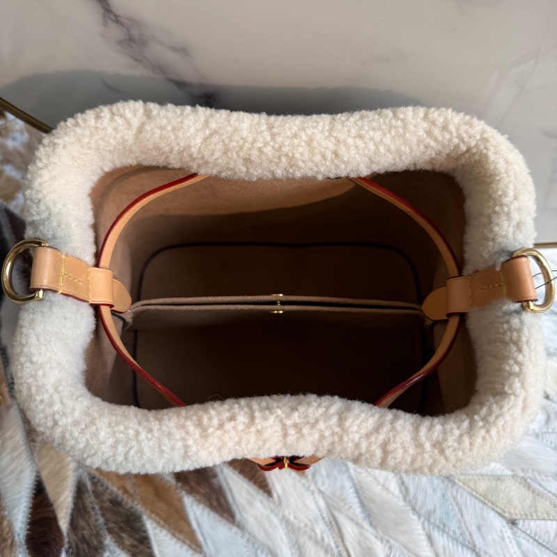 LVNe’oNe’o滑雪系列毛毛水桶包*手提/斜背款-7