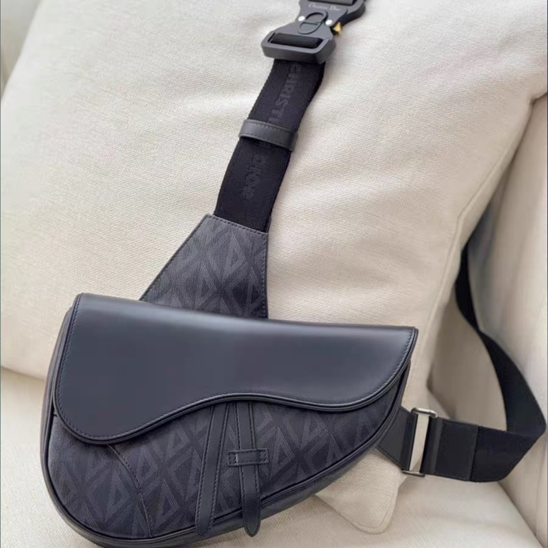 Dior • Saddle Diamond黑色幾何老花腰包-2