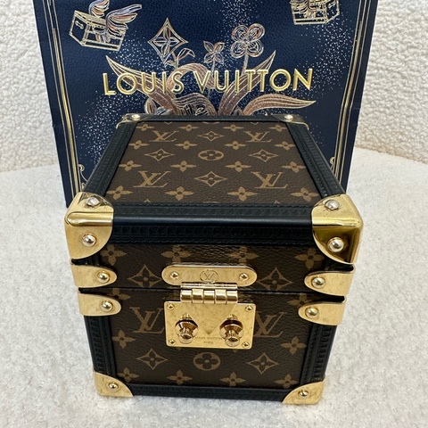 新到📍LV路易威登Vivienne老花音樂盒，經典Monogram帆布，迷你旅行箱造型，附Vivienne玩偶，具備音樂盒功能，收藏送禮皆合適。