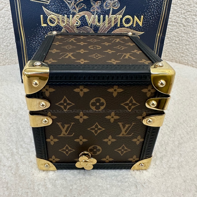 新到📍LV路易威登Vivienne老花音樂盒,經典Monogram帆布,迷你旅行箱造型,附Vivienne玩偶,具備音樂盒功能,收藏送禮皆合適。-1