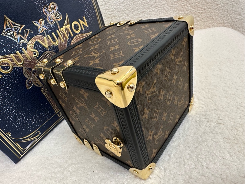 新到📍LV路易威登Vivienne老花音樂盒,經典Monogram帆布,迷你旅行箱造型,附Vivienne玩偶,具備音樂盒功能,收藏送禮皆合適。-2
