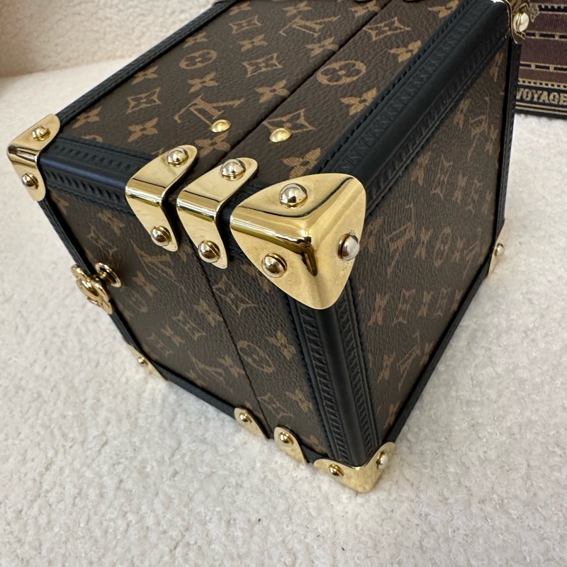 新到📍LV路易威登Vivienne老花音樂盒,經典Monogram帆布,迷你旅行箱造型,附Vivienne玩偶,具備音樂盒功能,收藏送禮皆合適。-5