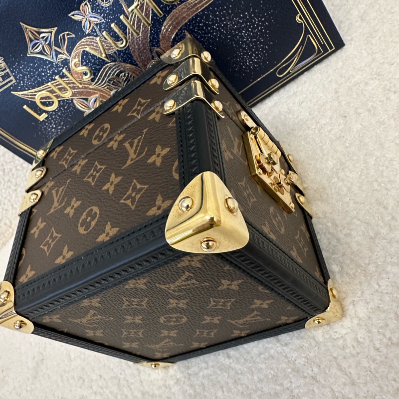新到📍LV路易威登Vivienne老花音樂盒,經典Monogram帆布,迷你旅行箱造型,附Vivienne玩偶,具備音樂盒功能,收藏送禮皆合適。-6
