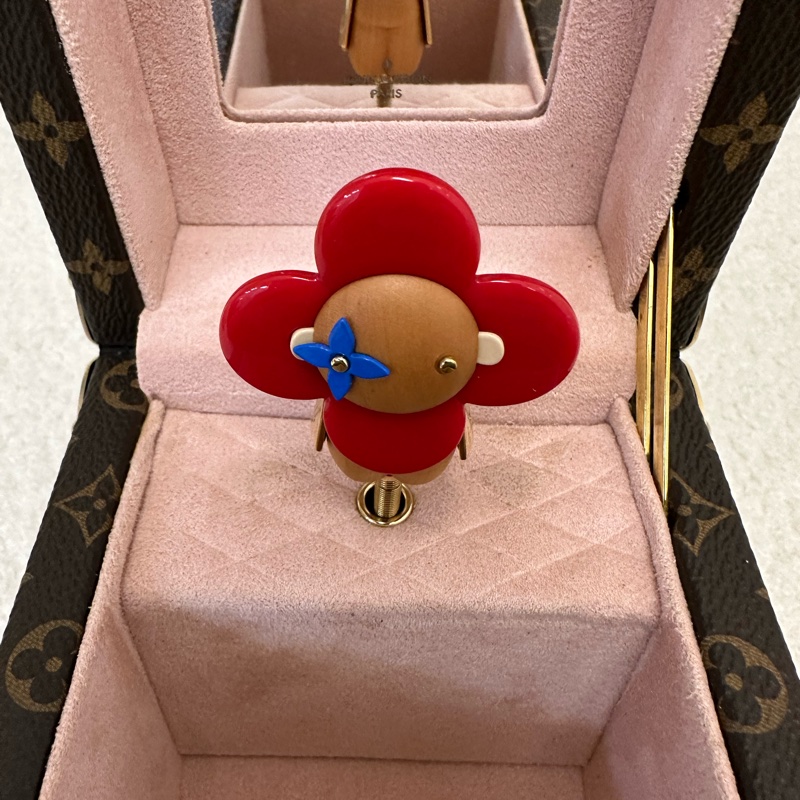 新到📍LV路易威登Vivienne老花音樂盒,經典Monogram帆布,迷你旅行箱造型,附Vivienne玩偶,具備音樂盒功能,收藏送禮皆合適。-8